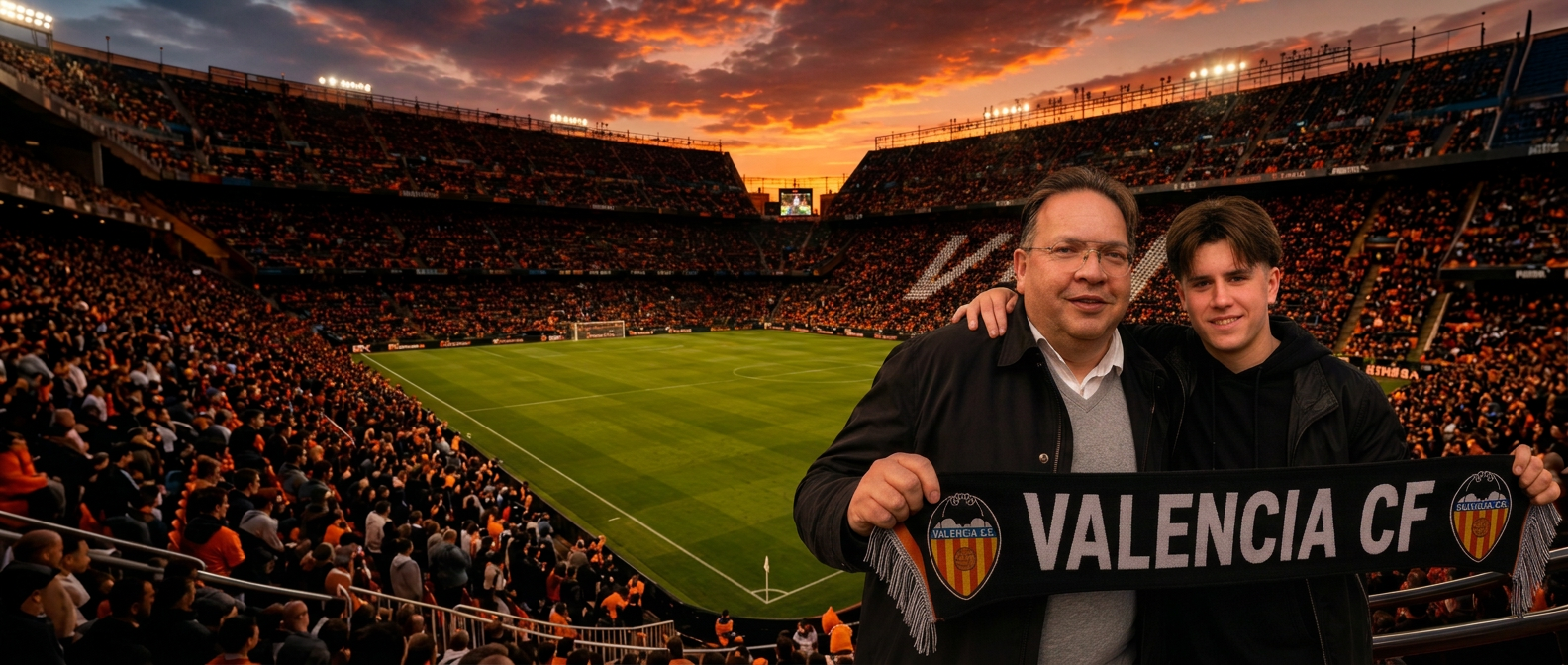Gert en Pim met Valencia CF-sjaal in het Mestalla Stadion tijdens zonsondergang
